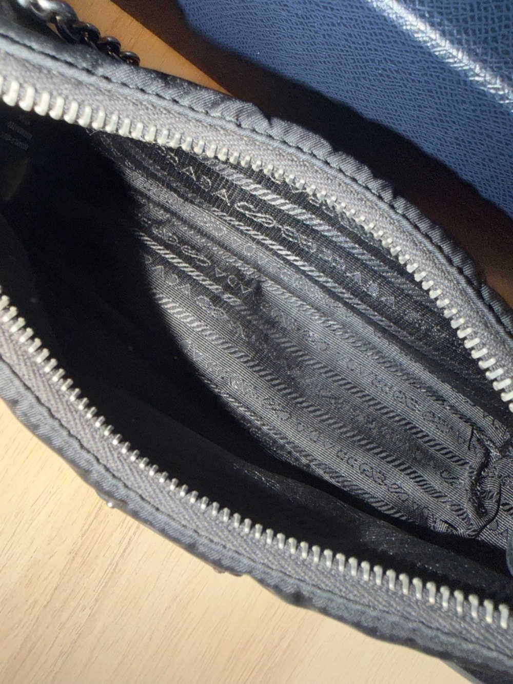 Prada Re-Edition 2005 Re-Nylon bag - Picture 4 of 5